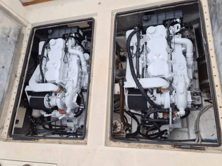 Photo d'un moteur de bateau réparé